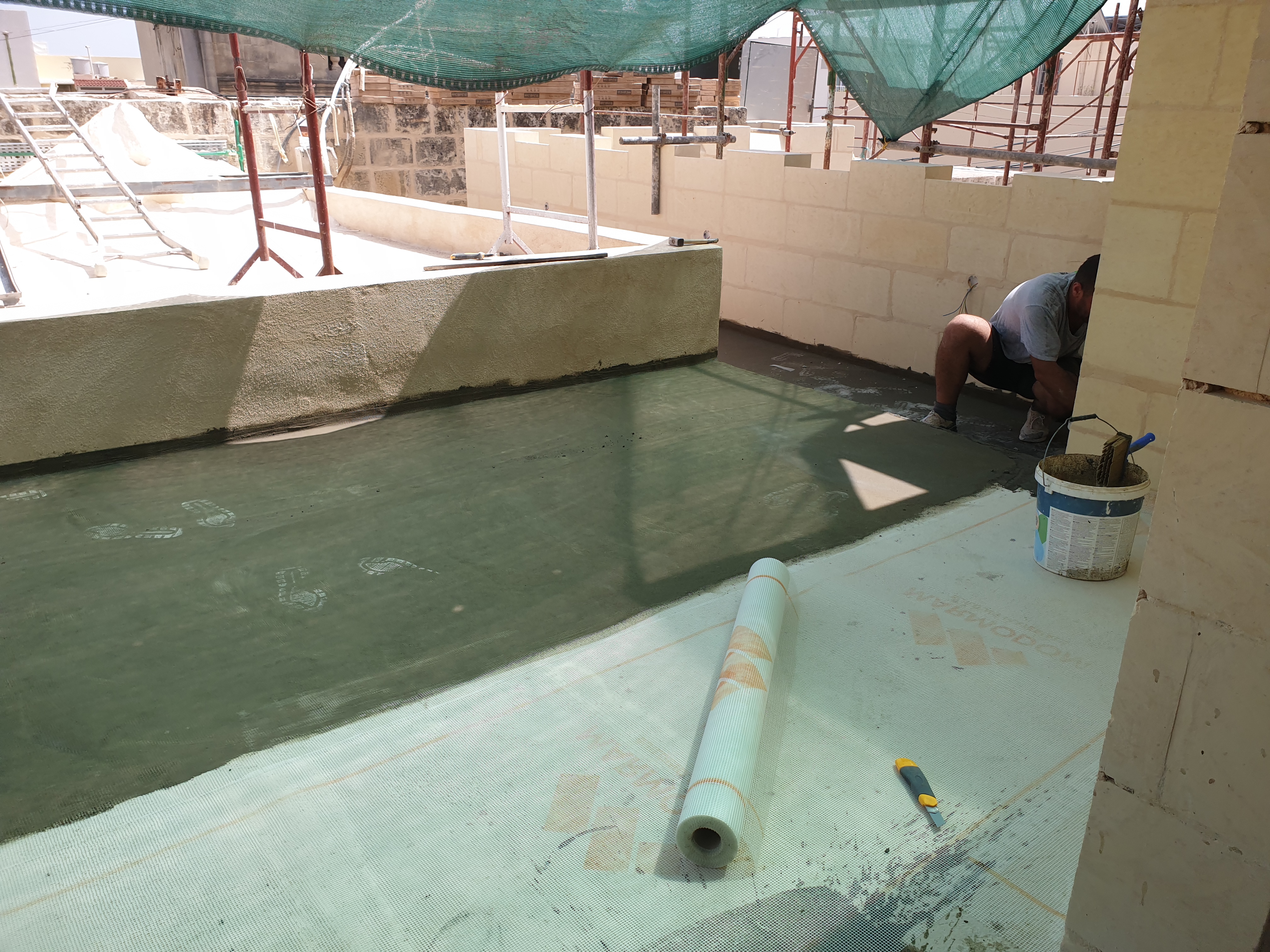 Roof waterproofing with gray membrane